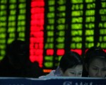 2月1日收盘沪指仍失守2700点，港股收跌0.4%。当天离岸人民币贬值，一度逼近6.61。(China Photos/Getty Images)