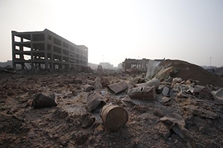 2015年8月15日，天津大爆炸事故周邊的住宅被毁。(STR/AFP/Getty Images)