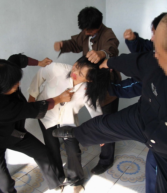 酷刑演示:毒打(明慧网)