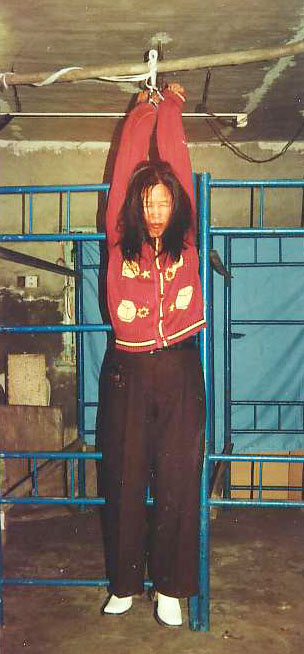 酷刑演示:吊铐(明慧网)
