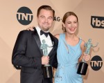 2016年1月30日，加州洛杉磯，萊昂納多．迪卡普里奧和布麗．拉爾森（右）分別憑藉《還魂者》和《房間》獲演員工會獎電影類最佳男女演員獎。演員工會獎一向被視為奧斯卡風向球之一。(Jason Merritt/Getty Images for Turner)