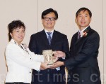 图片新闻：休士顿台大校友会38年周年庆暨会长交接典礼