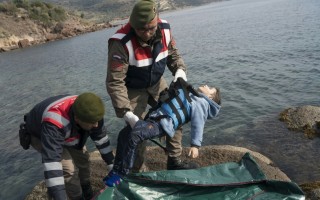 難民船沉沒 幼童伏屍 土耳其海灘悲劇重演