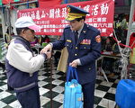寒冬细雨 警、军、民送暖给弱势家庭