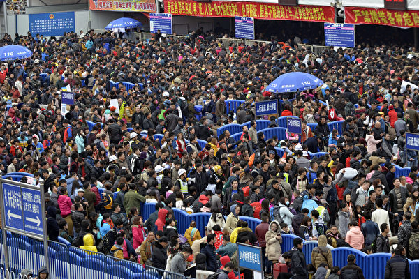 2016年2月2日,中国广东省,数以万计的旅客在中国新年滞留在广州车站,当地的冰雪天气打乱了这个世界上最大的年度人类迁移。图为在广州火车站外数量巨大的旅客排队队伍。(AFP) 2016年2月2日,中国广东省,数以万计的旅客在中国新年滞留在广州车站,当地的冰雪天气打乱了这个世界上最大的年度人类迁移。图为在广州火车站外数量巨大的旅客排队队伍。(AFP)