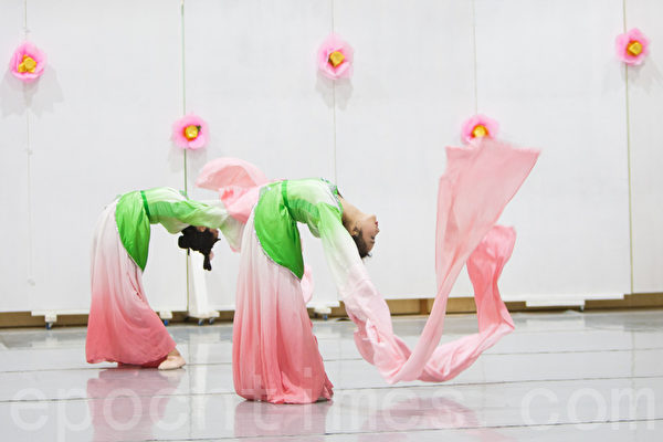 图：加州飞天艺术学院学生的中国古典舞表演。（马有志／大纪元）