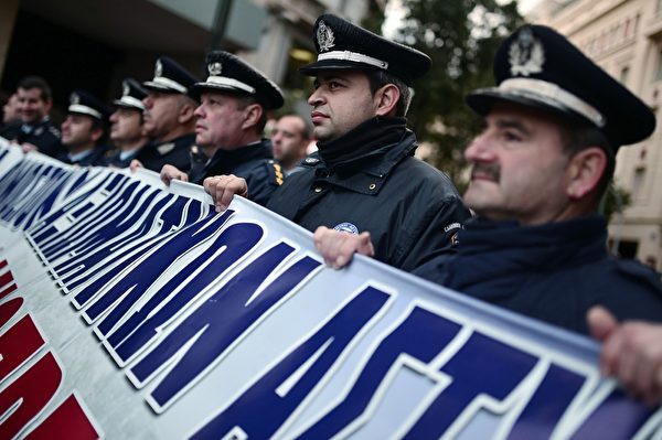 2016年2月5日,希腊警方人员包括警察、消防队员和海岸警卫队工会在雅典抗议集会期间往希腊议会游行。此游行的目的为抗议总理齐普拉斯新养老金制度的计划。(LOUISA GOULIAMAKI/AFP/Getty Images) 2016年2月5日,希腊警方人员包括警察、消防队员和海岸警卫队工会在雅典抗议集会期间往希腊议会游行。此游行的目的为抗议总理齐普拉斯新养老金制度的计划。(LOUISA GOULIAMAKI/AFP/Getty Images)