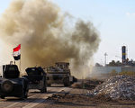 2016年2月8日，伊軍重新奪回拉馬迪東郊控制權後，親伊拉克民兵的裝甲車在拉馬迪東郊的吉瓦巴區內行進。（MOADH AL-DULAIMI/AFP/Getty Images）