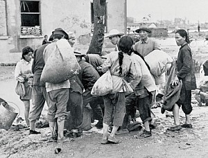 一群中国人聚集在上海,1949年6月24日,此时中共军队已经入侵中国的大都市。(AFP) 一群中国人聚集在上海,1949年6月24日,此时中共军队已经入侵中国的大都市。(AFP)
