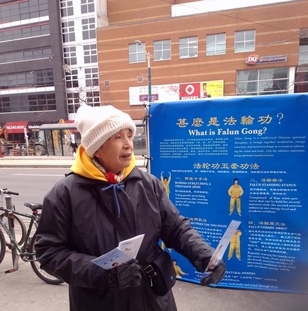 劉梅蓮在多倫多唐人街講真相。(劉梅蓮提供) 劉梅蓮在多倫多唐人街講真相。(劉梅蓮提供)