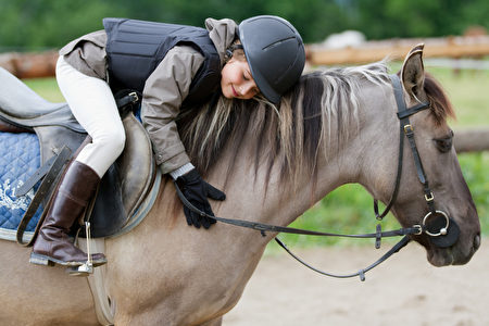 英國薩塞克斯大學的研究首次發現，馬具有解讀人類生氣或高興等表情的能力。圖為一名孩童在騎馬。（Fotolia）