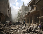 2016年2月11日，敘利亞內戰五年，令全國一半以上人流離失所，至今已有47萬人在內戰中死亡。圖為去年8月31日，大馬士革東部的反抗軍據點杜馬區（Douma），敘軍轟炸後，居民走在炸毀的街道上。（ABD DOUMANY/AFP/Getty Images）
