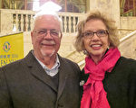 攝影師兼作家Dan Brookes先生和Gwin Cook女士觀看了美國神韻巡迴藝術團在康州沃特伯里派雷斯劇院（Palace Theater）的第二場演出。（杜國輝／大紀元）