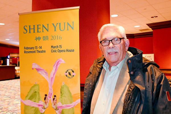 曾在關島大學擔任過法律和公共管理教授John Dierking觀賞了2月13日羅斯蒙特劇院的神韻演出。(溫文清/大紀元) 曾在關島大學擔任過法律和公共管理教授John Dierking觀賞了2月13日羅斯蒙特劇院的神韻演出。(溫文清/大紀元)