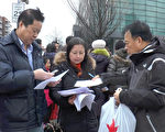 在法拉盛图书馆前，民众在写给梁彼得主审法官Danny Chun的请愿信上签名，吁判其缓刑。（新唐人电视台供图）