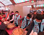 败选还是要有爱   国民党青工为街友打菜