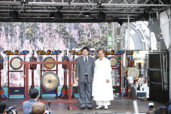 扁康韓醫院徐孝錫院長在美國紐約獲得「2015年美國華人健康傑出貢獻獎」。(圖/大紀元) 扁康韓醫院徐孝錫院長在美國紐約獲得「2015年美國華人健康傑出貢獻獎」。(圖/大紀元)