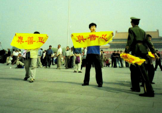 2000年，众多法轮功学员走上天安门广场，和平请愿，抗议迫害。（大纪元）