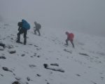 体大生登玉山坠谷 冰雪浓雾峭壁搜救艰