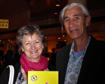 KimLai先生偕作家Jane Bennett女士看過神韻世界藝術團在墨爾本的演出後，表示「這是你在其他任何地方都看不到的演出！」（紀芸/大紀元）