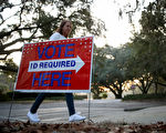 2月20日在美國南卡州，一處指向大選投票處的路標。(Win McNamee/Getty Images)