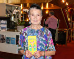 90高龄不服老的Nancy Rowbotham女士观赏了2月21日下午在墨尔本艺术中心的第二场神韵演出。（Lucy／大纪元）