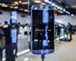 三星年度旗舰机Galaxy S7与Galaxy S7 edge，主打高阶相机功能、防水及外接记忆卡扩充等特色。（David Ramos/Getty Images）