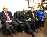 伍锐贤（左二）、萧贵源（左一），昨日与纽约市警社区事务部部长Steven Griffith（左三）巡官会面。（中华公所提供）