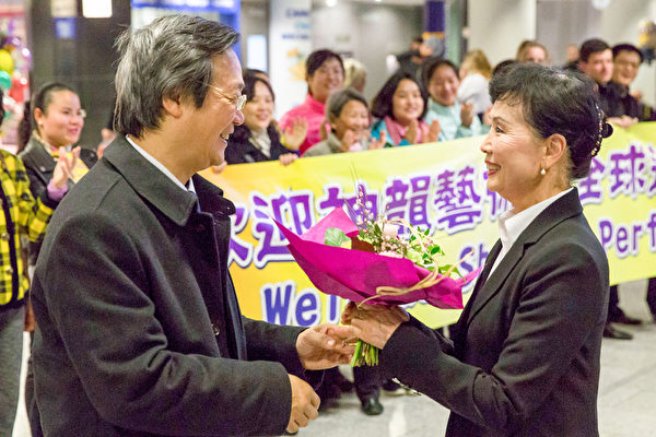 歐洲法輪大法協會會長吳文昕代表主辦方歡迎張鐵均團長率領的神韻國際藝術團來歐洲巡演。(Matthias Kehrein/大紀元) 歐洲法輪大法協會會長吳文昕代表主辦方歡迎張鐵均團長率領的神韻國際藝術團來歐洲巡演。(Matthias Kehrein/大紀元)