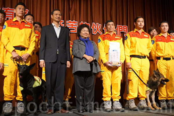 高市搜救犬在地震倒塌的維冠大樓中救災表現佳,陳菊頒與狗飼料與營養品,要給狗狗好好補一下。(李怡欣/大紀元) 高市搜救犬在地震倒塌的維冠大樓中救災表現佳,陳菊頒與狗飼料與營養品,要給狗狗好好補一下。(李怡欣/大紀元)