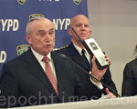布萊頓局長給媒體出示1970年代紐約警察使用的對講機。（施萍/大紀元）