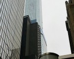 惊险一幕 纽约擦窗工悬62层高空一小时