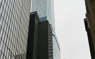 驚險一幕 紐約擦窗工懸62層高空一小時