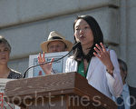 2月23日，舊金山市議員金貞妍在市府外的新聞發布會上演講。（周鳳臨／大紀元）