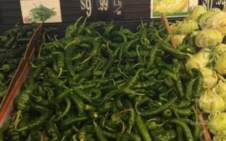 牛角椒（尖椒）价格近日涨到8.99元/磅，甚至9.99元/磅。（林丹/大纪元）