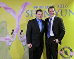 Stewart（右）和Myles Guffy兩兄弟2月24日觀賞了神韻紐約藝術團在美國伊州斯普林菲爾德市的演出。（唐明鏡／大紀元）