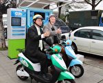 國際無車日發起人Eric Britton(右)與市長涂醒哲體驗電動自行車租借及騎乘樂趣。（李擷瓔／大紀元）