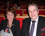 裝飾藝術師Currat Marc先生和Blanc-Martine女士一起觀看了2月25日神韻在日內瓦的首場演出。（張妮／大紀元）
