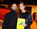 服裝設計師Natalia Schneider和男友觀看了2月25日晚日內瓦BFM劇院德神韻演出。（德龍／大紀元）