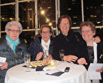 Yolliet女士（右二）和三個朋友觀看了美國神韻國際藝術團在歐洲日內瓦的第一場演出。她表示看神韻讓她明白了人生的意義。（麥蕾／大紀元）