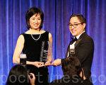联邦商业部副部长李大乔（左）2月24日晚获纽约亚裔律师协会妇女领袖奖。（杜国辉/大纪元）