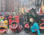 华埠传统的中国新年舞狮表演集合各方武馆的狮队参加。(林安/大纪元)