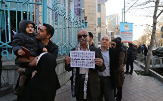 伊朗選民2月26日一大早就排隊等候投票，由於投票踴躍，內政部五度延長投票時間。（ATTA KENARE/AFP/Getty Images）