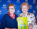 90歲高齡的Yvonne Walton（右）和註冊護士Barbara Croghan，觀看了2016年2月27日神韻在澳大利亞布里斯本的第二場演出。（李明／大紀元）