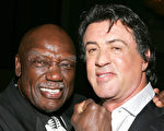 經典拳擊電影《洛奇》的黃金配角托尼‧伯頓(左)和史泰龍。(Frazer Harrison/Getty Images)