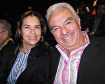Rigoberto Mendoza先生是一家建筑公司的老板。 2月27日下午，他和太太Arlarely Basurto一起观看了神韵巡回艺术团在墨西哥首都墨西哥城文化中心的第三场演出。（李辰／大纪元）
