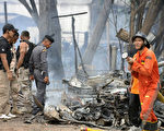 2016年2月27日，1辆汽车炸弹今天在泰国南部某城市警察局外爆炸，造成至少7人受伤；泰国南部暴力事件频传。图为一名消防员（右）和炸弹小队单位人员（左）站在炸弹爆炸烧坏的汽车旁边。(TUWAEDANIYA MERINGING/AFP/Getty Images)