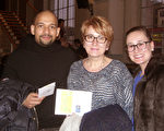 Ledru Jean-Jacques帶著妻子和岳母觀看了2月28日日內瓦的神韻演出。（麥蕾／大紀元）
