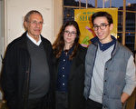 日內瓦前市長Claude Haegi先生（左一）與女兒Céline、兒子Edouard前來觀看神韻在瑞士的最後一場演出。（亦凡/大紀元）