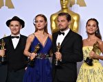 左起：第88屆奧斯卡最佳男配角馬克‧里朗斯、最佳女主角布麗‧拉爾森、最佳男主角萊昂納多‧迪卡普里奧、最佳女配角奧莉維亞‧維坎德。(FREDERIC J. BROWN/AFP/Getty Images)